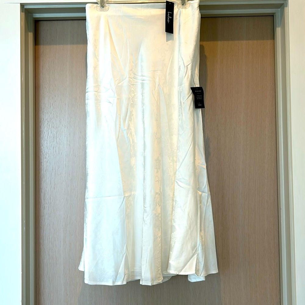 Lulus maxi floral skirt. Beautiful! White lined. Size L